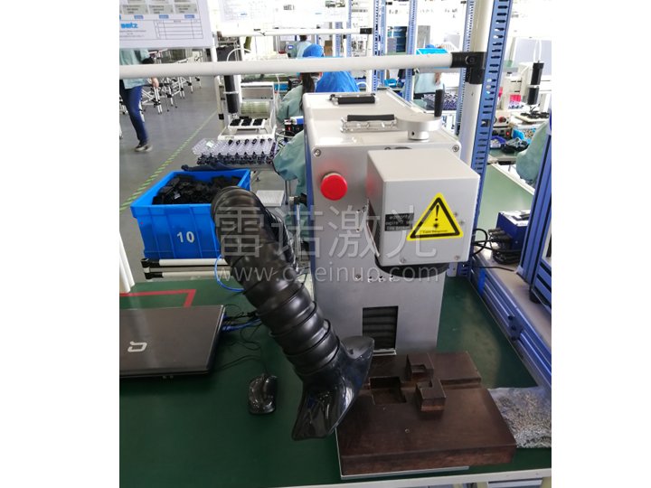 方便·安全·干净 的 桌面式激光打标机